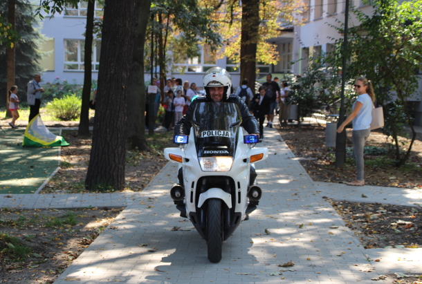 Fotografia: Policjant na motocyklu przed budynkiem Ośrodka
